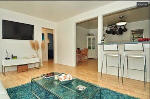 Een televisie, een dvd-speler en boeken