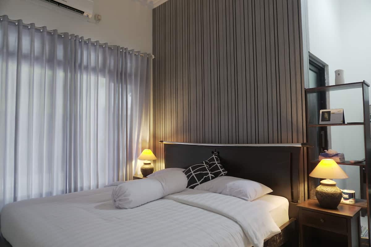 Deluxe Room, 1 King Bed | 1 bedroom, individually decorated, individually furnished, soundproofing