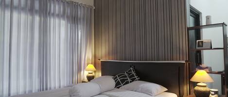 Deluxe-huone, 1 suuri parisänky | Yksilöllisesti sisustettu, yksilöllisesti kalustettu, äänieristys