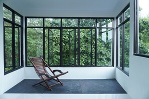 Deluxe Room, 1 King Bed | Living area