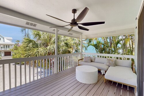 Lovely island home  - 1 block to Pine Street, 2 dogs OK