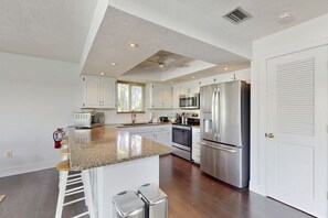 冰箱、微波炉、烤箱、炉灶