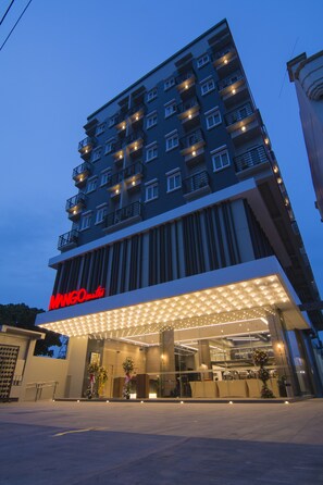 住宿正面 - 傍晚/夜晚