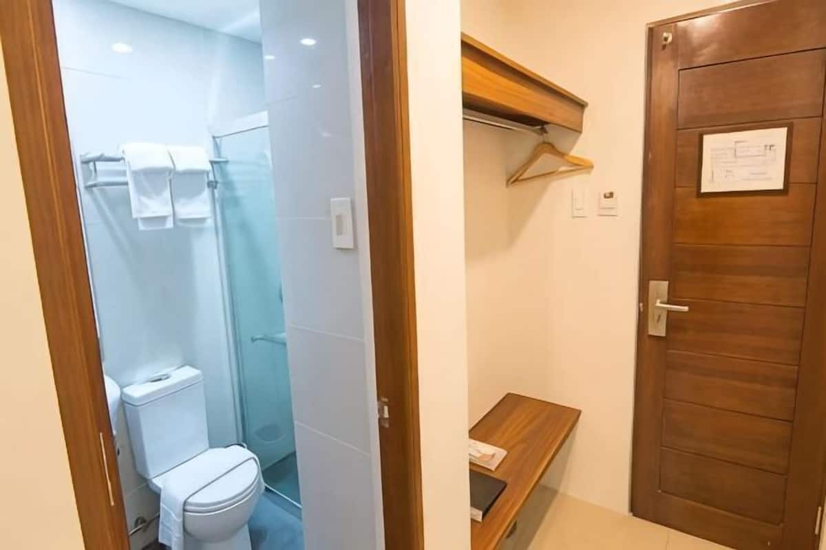 Salle de bain | Douche, articles de toilette gratuits, bidet, serviettes fournies