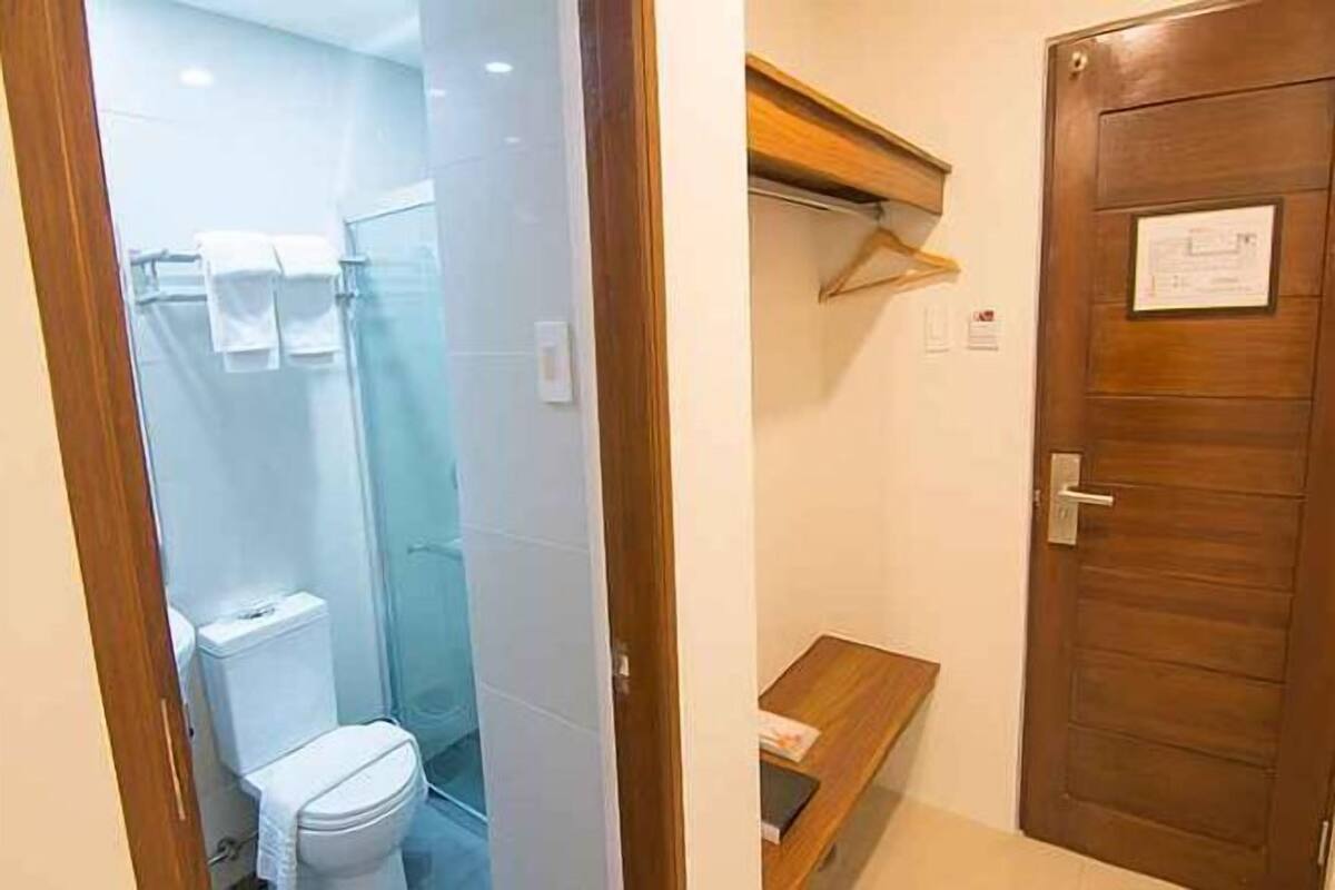 Baðherbergi | Sturta, snyrtivörur án endurgjalds, skolskál, handklæði