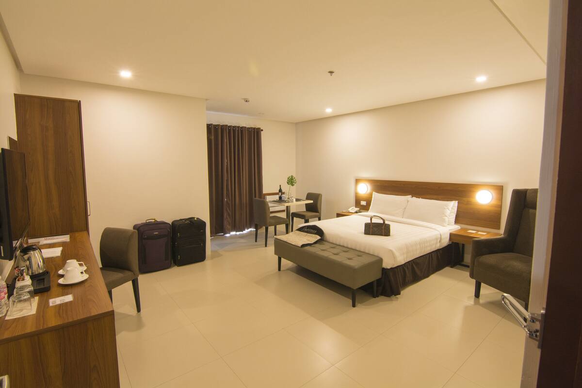 executive suite | soundproofing, free wifi, bed sheets