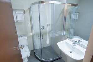 Shower, free toiletries, bidet, towels