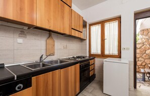 Microwave, stovetop, dishwasher, coffee/tea maker