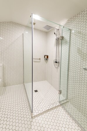 Shower, rainfall showerhead, hair dryer, towels - V Motel (Christchurch)