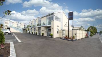 Vista frontal de la propiedad