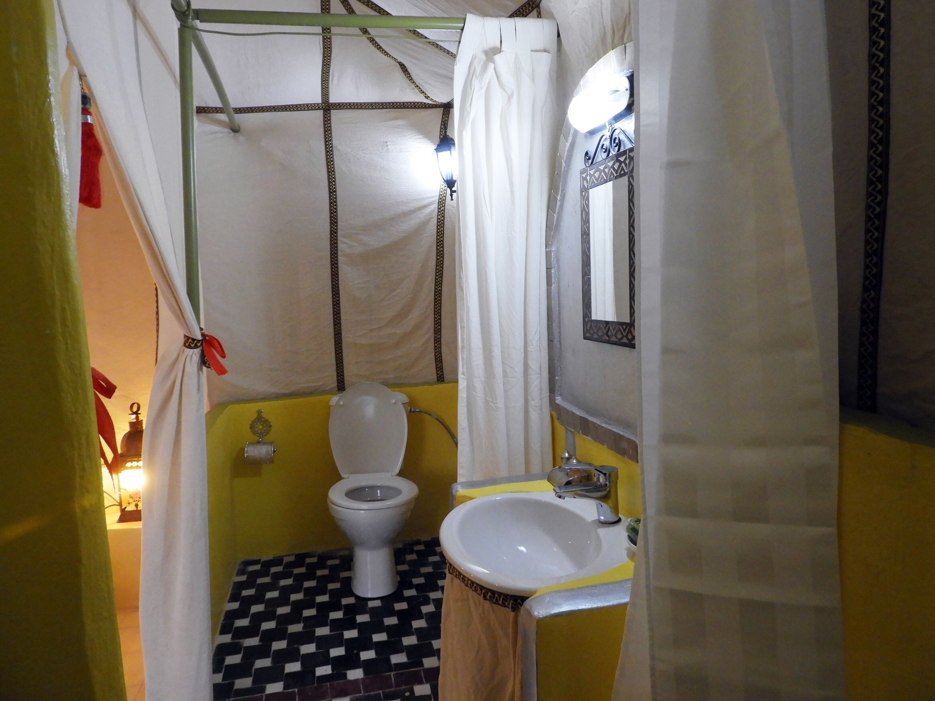 Combined shower/tub, free toiletries, towels