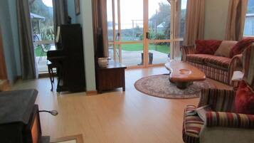 Family Cottage | Living area | Flat-screen TV, Netflix, streaming services