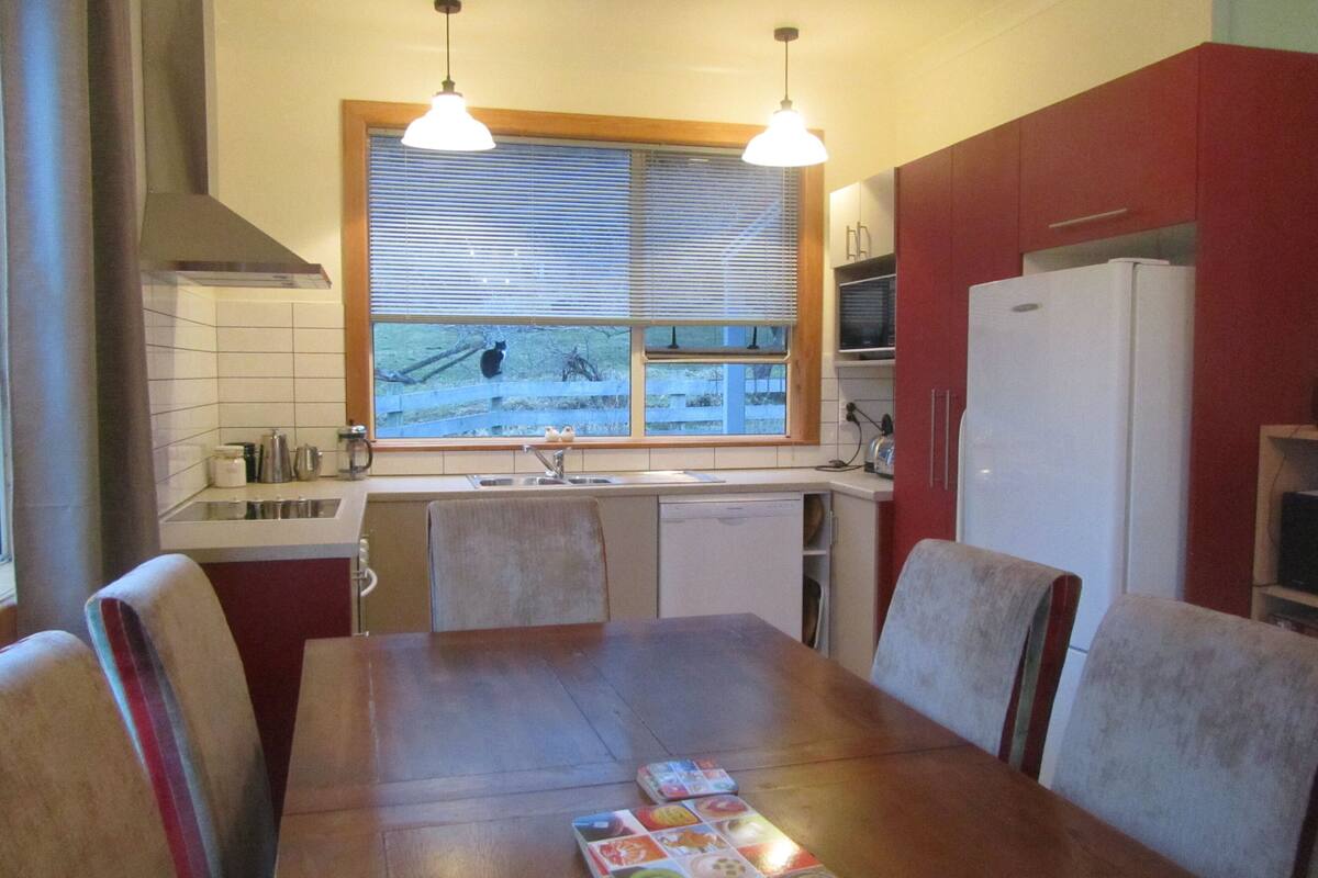 Family Cottage | Private kitchen | Full-size fridge, microwave, oven, stovetop