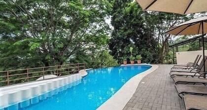 Maison de ville moderne avec 2 chambres et 2 salles de bain, piscine privée, communauté fermée prÚs de Los Suenos