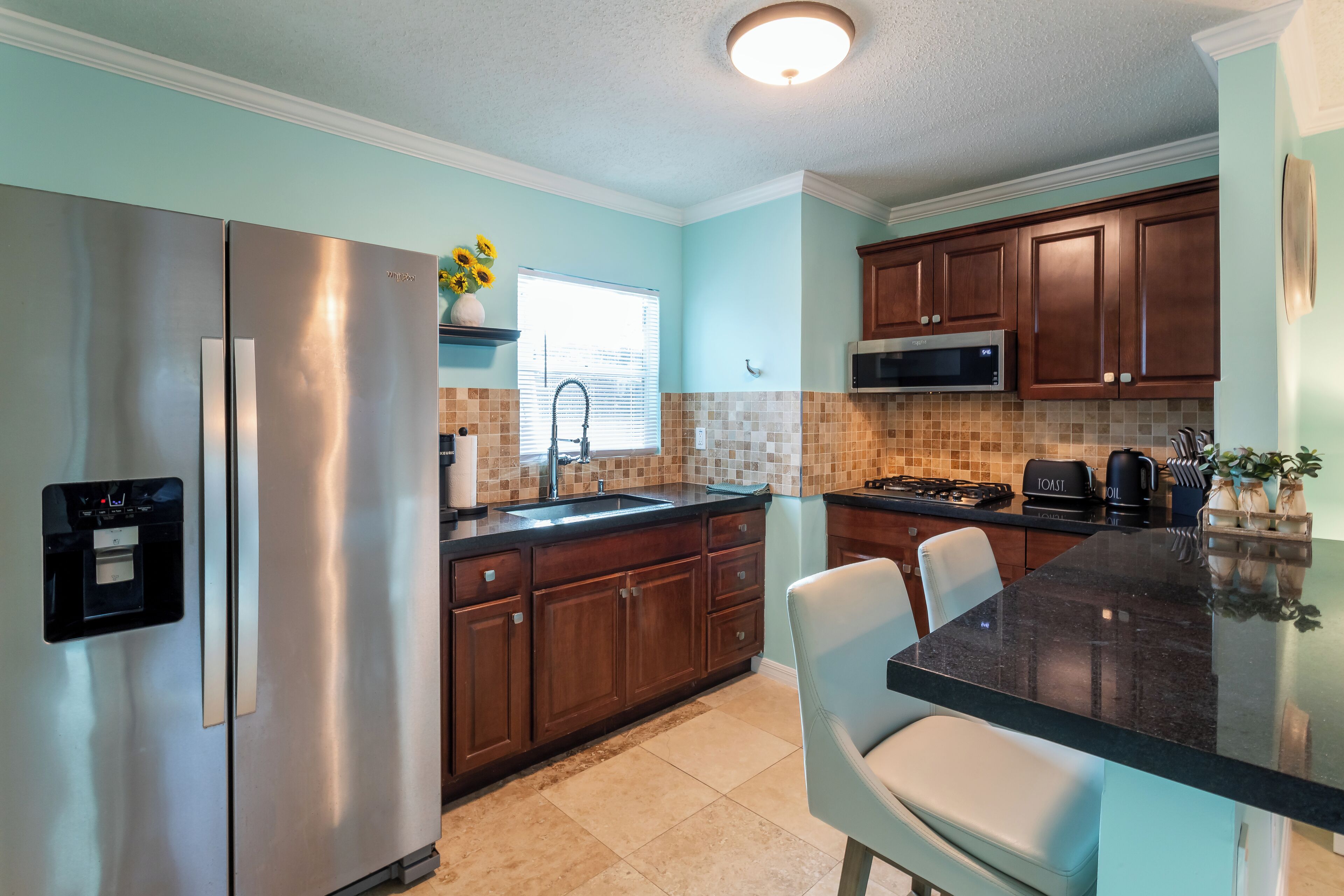 Réfrigérateur, micro-ondes, plaque de cuisson, cafetière/bouilloire