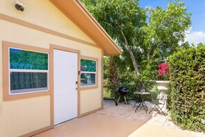 Terrace/patio - Coastal Cottage With Its Own Backyard (West Palm Beach)