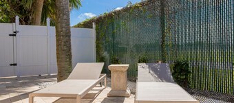 Coastal Cottage With Its Own Backyard