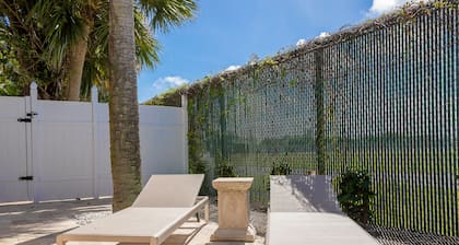 Coastal Cottage With Its Own Backyard