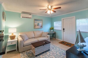 Smart TV - Coastal Cottage With Its Own Backyard (West Palm Beach)