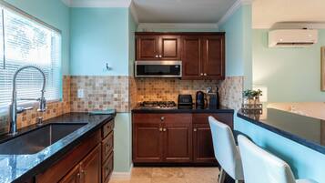 Refrigerador, microondas, parrilla de estufa y cafetera y tetera