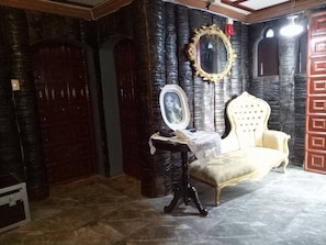 Lobby sitting area - RedDoorz @ Villa E Mansion (Vigan)