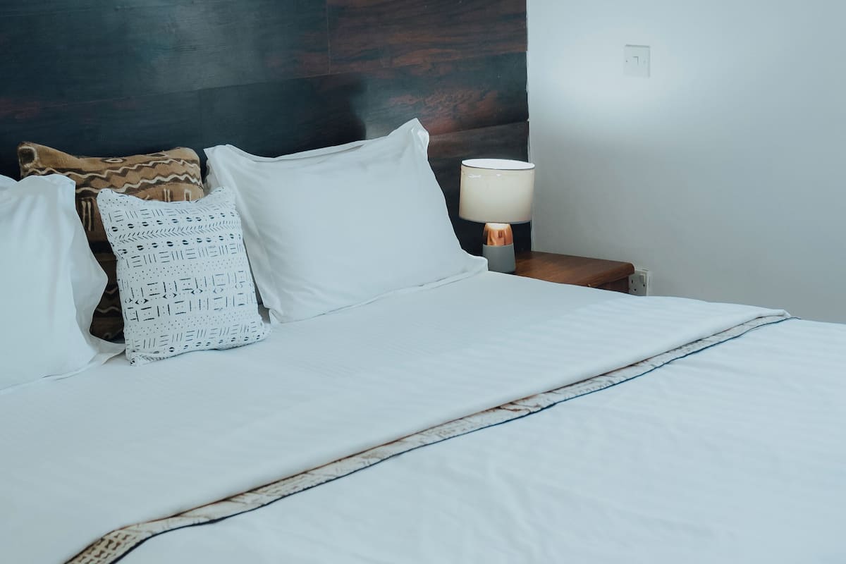 Luxe beddengoed, een kluis op de kamer, een bureau, een laptopwerkplek