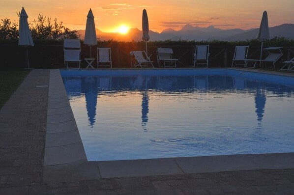 Una piscina al aire libre