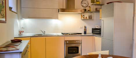 Refrigerador, horno, placa de cocina, lavavajillas