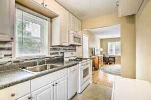 Køleskab, mikrobølgeovn, kogeplade, opvaskemaskine