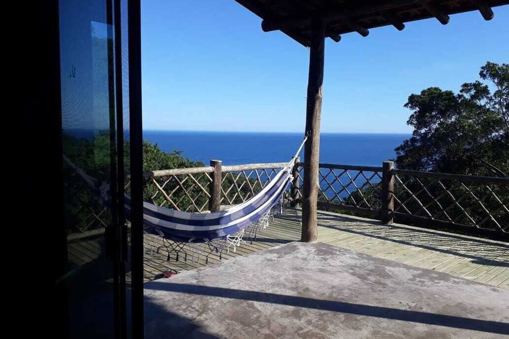 House overlooking the sea, 10 minutes' drive from Praia do Curral.