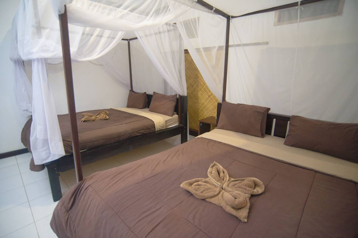 Muebles diferentes, escritorio y wifi gratis