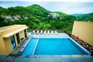 Una piscina al aire libre