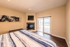 2 bedrooms, iron/ironing board, free WiFi, bed sheets - Dramatic oceanfront views. Open high ceilings. Huge deck & walls of windows! (Lincoln City)