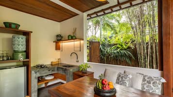 Deluxe-Villa, 2 Schlafzimmer (Villa Kayu) | 1 Schlafzimmer, Minibar, Zimmersafe, individuell dekoriert