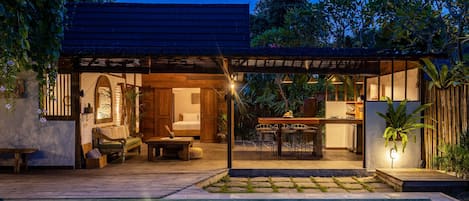 Vila luxo, 3 quartos (Villa Bayu) | 1 quarto, frigobar, cofres nos quartos, individualmente decorados