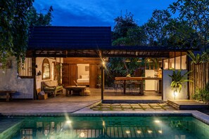 Villa Deluxe, 3 chambres (Villa Bayu) | Minibar, coffres-forts dans les chambres, décoration personnalisée