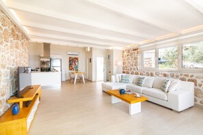 Smart-TV, Kamin, DVD-Player, Tischfußball