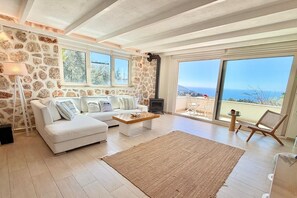 Smart TV, chimenea, reproductor de DVD y futbolito 