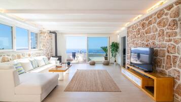 Smart-tv, een open haard, een dvd-speler en tafelvoetbal