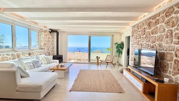 Smart TV, fireplace, DVD player, table football