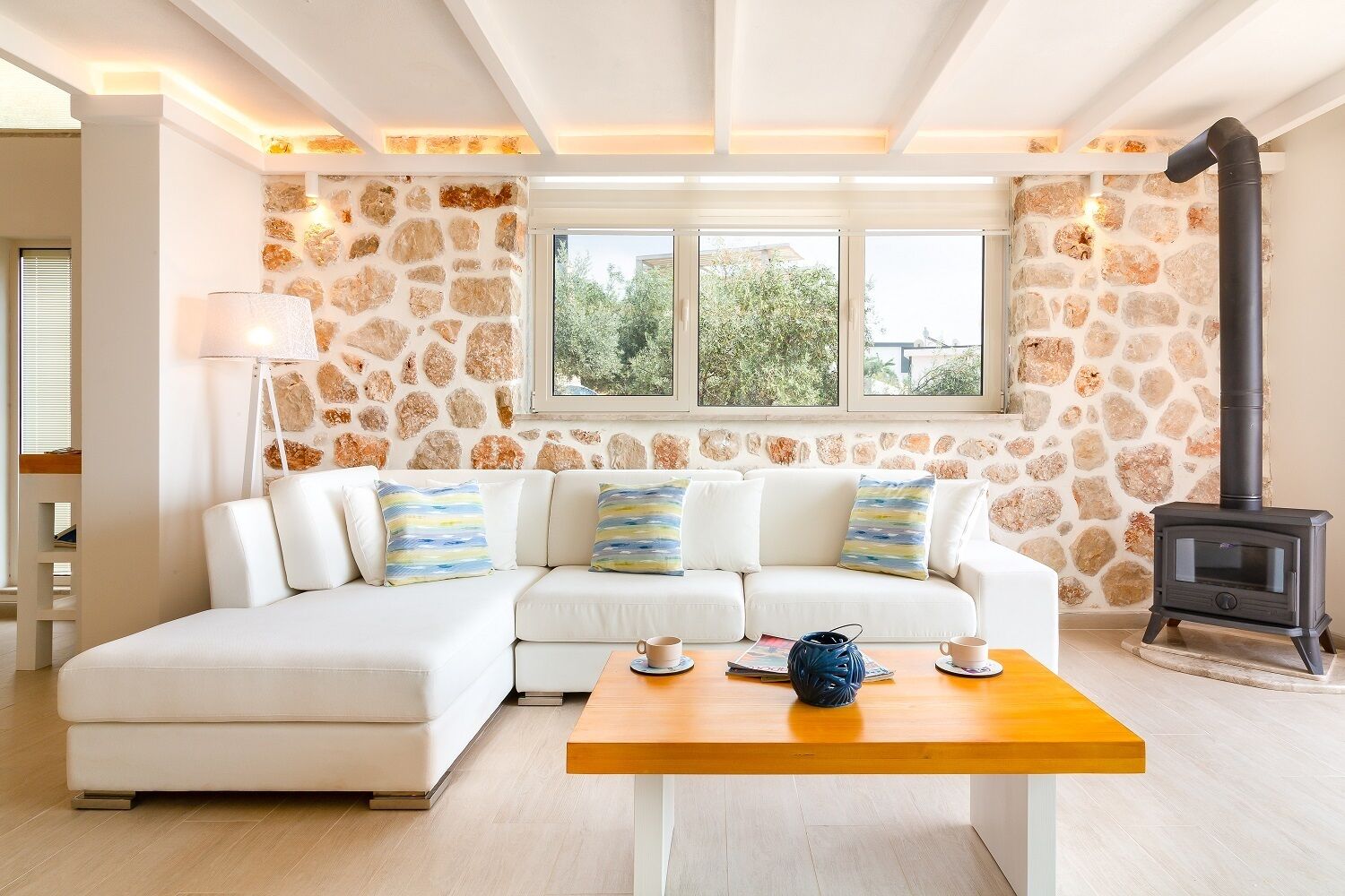 Smart-tv, eldstad, dvd-spelare och bordsfotboll