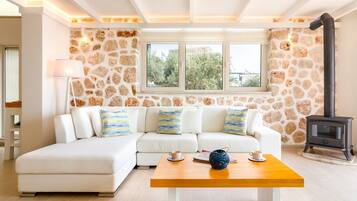 Smart-tv, eldstad, dvd-spelare och bordsfotboll