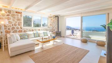 Smart-tv, een open haard, een dvd-speler en tafelvoetbal