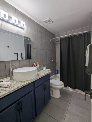 Duschwanne, Haartrockner, Handtücher, Seife