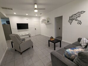 تلفزيون ذكي، برامج وأفلام نتفليكس، هولو، خدمات بث