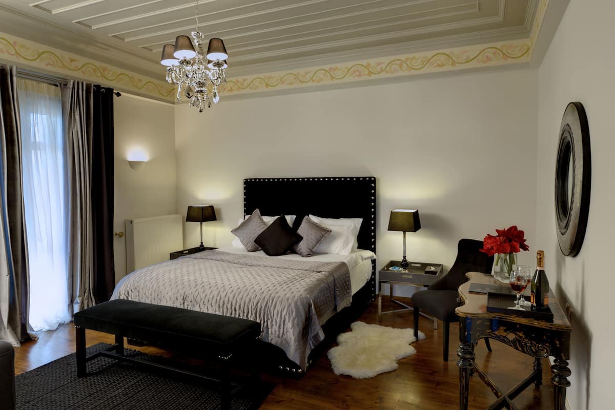 Executive Studio Suite | 1 bedroom, in-room safe, individually decorated, individually furnished