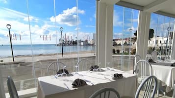 Petit déjeuner buffet (10 EUR par personne)