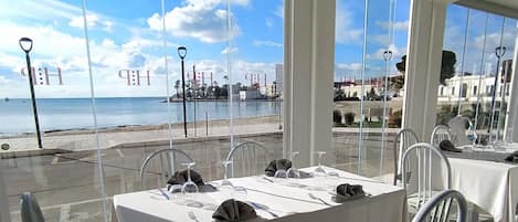 Petit déjeuner buffet (10 EUR par personne)