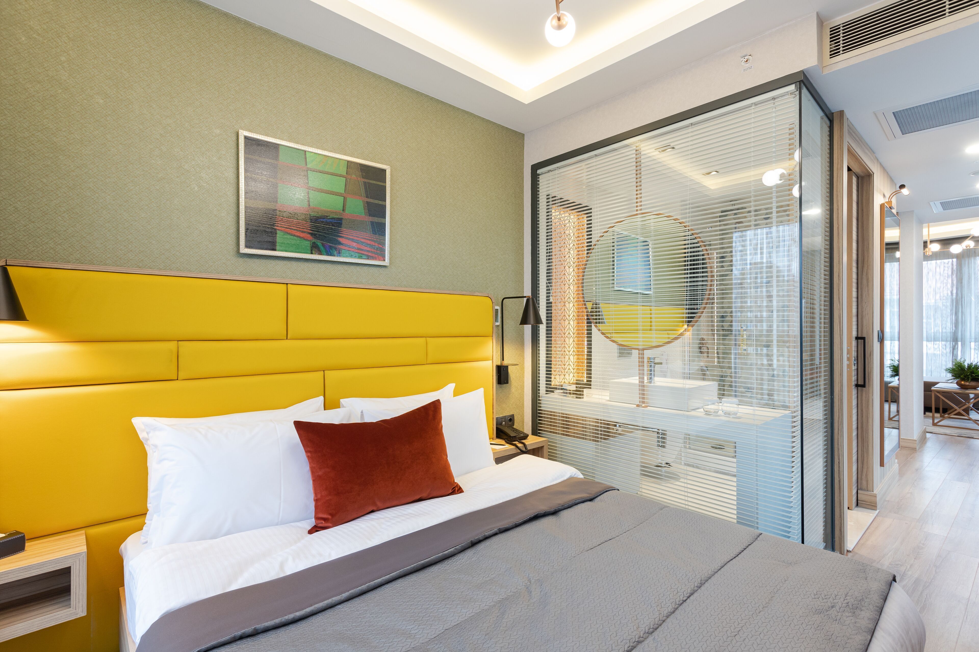 Ropa de cama de alta calidad y minibar 