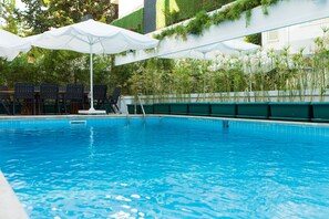Comfort-rum - utsikt mot poolen | Utomhuspool | En säsongsöppen utomhuspool